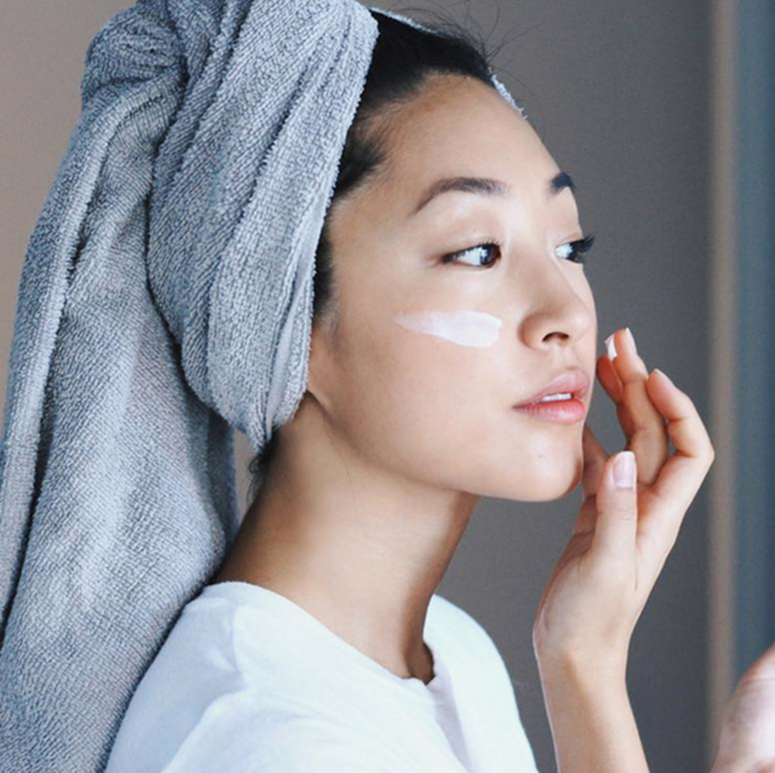 Sử dụng kem dưỡng da có thành phần chiết xuất từ thiên nhiên dịu nhẹ Sử dụng kem dưỡng da có thành phần chiết xuất từ thiên nhiên dịu nhẹ