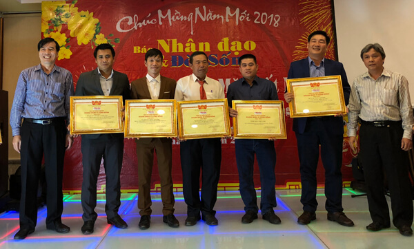 Ông Mai Xuân Dưỡng - Tổng giám đốc Mai Hân Group vinh dự nhận danh hiệu “Doanh Nhân Vì Cộng Đồng” năm 2017 hình ảnh 2