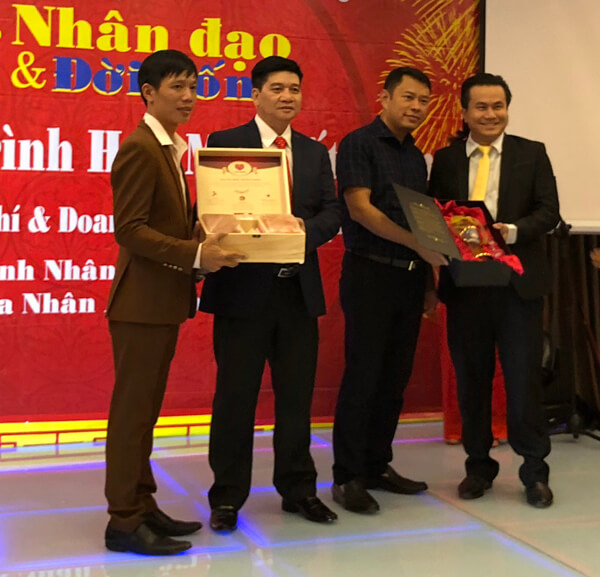 Ông Mai Xuân Dưỡng - Tổng giám đốc Mai Hân Group vinh dự nhận danh hiệu “Doanh Nhân Vì Cộng Đồng” năm 2017 hình ảnh 3