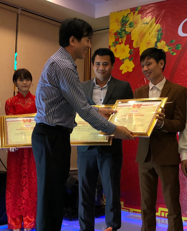 Ông Mai Xuân Dưỡng - Tổng giám đốc Mai Hân Group vinh dự nhận danh hiệu “Doanh Nhân Vì Cộng Đồng” năm 2017 