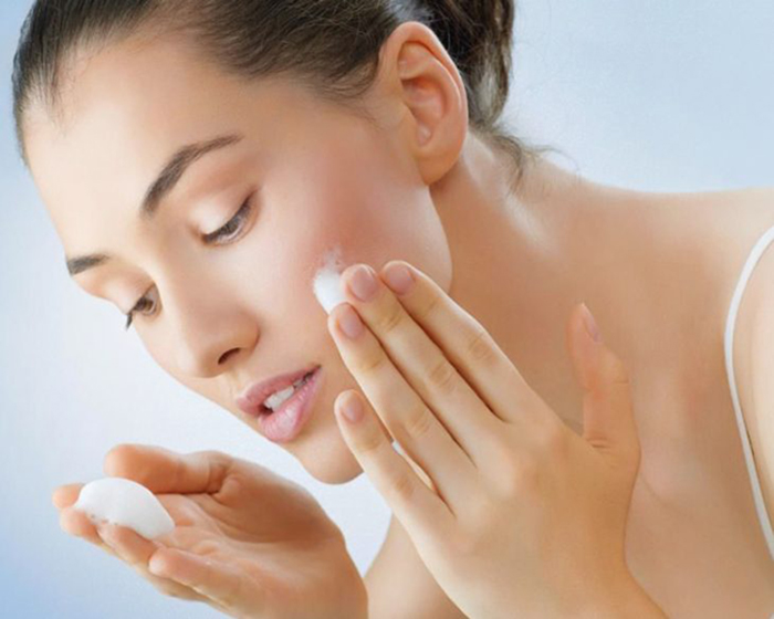 Dùng sữa rửa mặt để loại bỏ chất bẩn và dưỡng da Dùng sữa rửa mặt để loại bỏ chất bẩn và dưỡng da