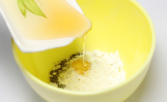 Mật ong và bột gạo có tác dụng làm sạch, dưỡng trắng da
