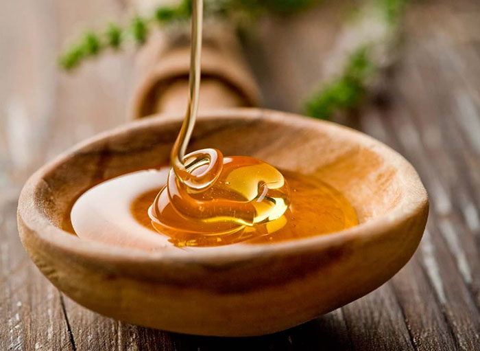 Mật ong Manuka có màu hơi sẫm, ngả về nâu và độ sánh cao