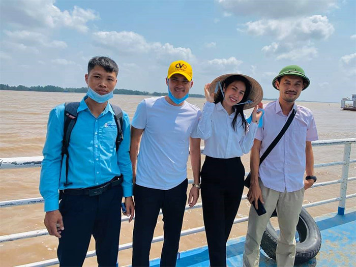 Thủy Tiên, cô ca sĩ luôn hết mình với những chuyến thiện nguyện