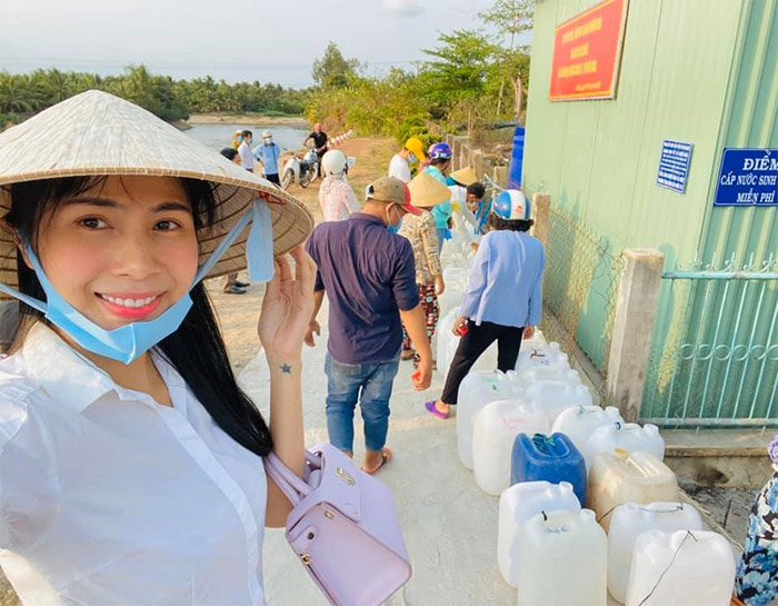 Di chuyển nơi trời nắng gắt và không che chắn kĩ nhưng làn da cô ấy luôn rạng ngời Di chuyển nơi trời nắng gắt và không che chắn kĩ nhưng làn da cô ấy luôn rạng ngời