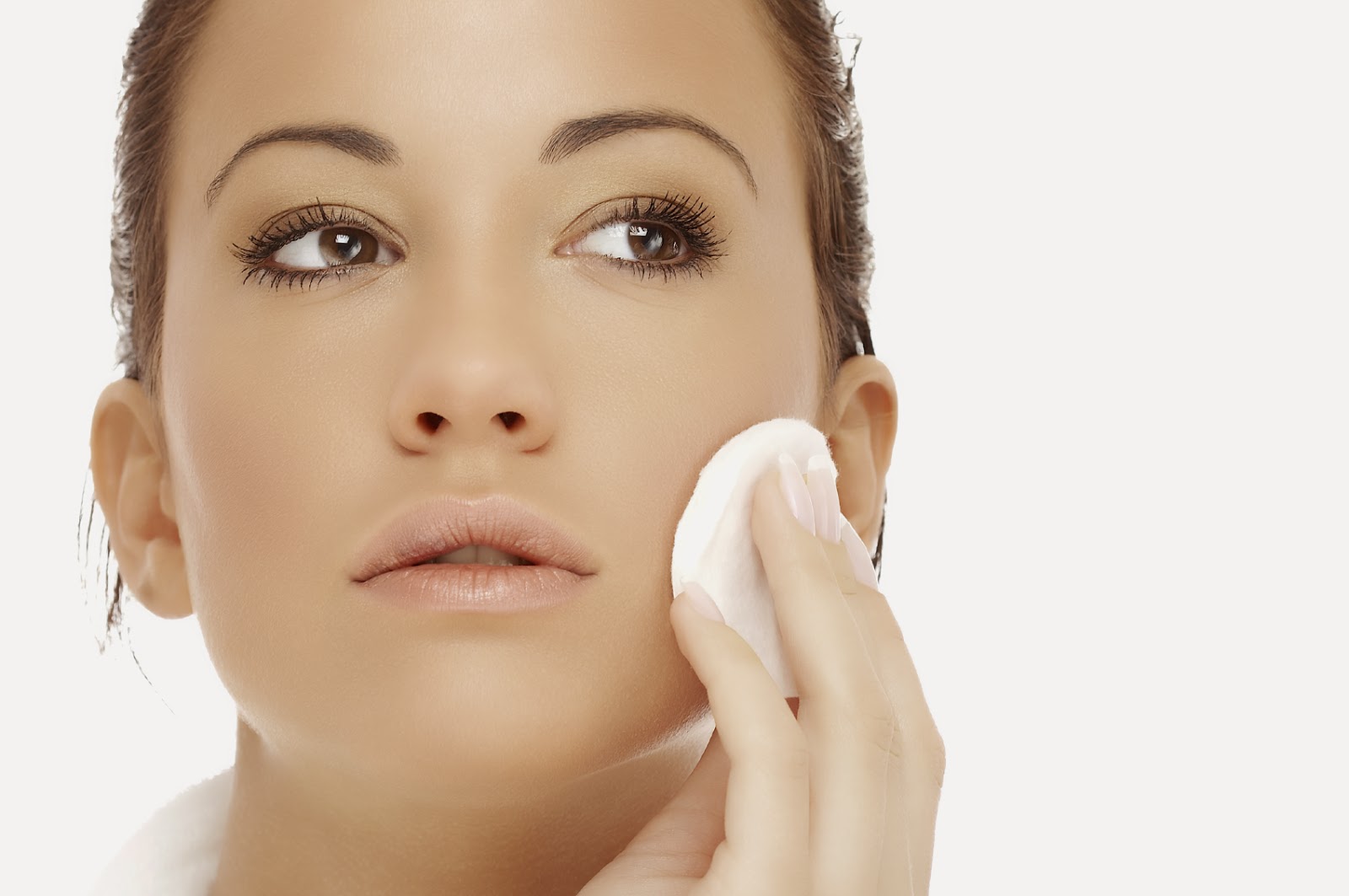 Trong suốt quá trình tẩy trang bạn nên sử dụng hai miếng bông tẩy trang